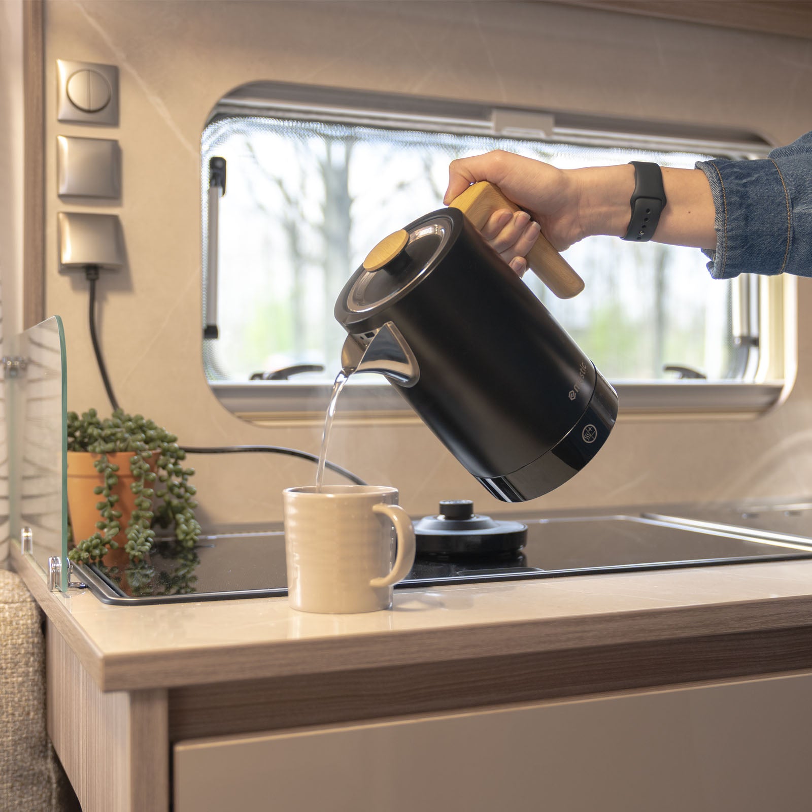 MESTIC Travel Kettle MWC-250 Camping Water Cooker Kettle 1L Wireless Mobile