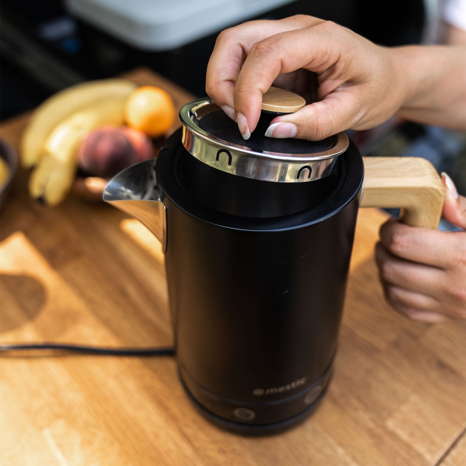 MESTIC Travel Kettle MWC-250 Camping Water Cooker Kettle 1L Wireless Mobile