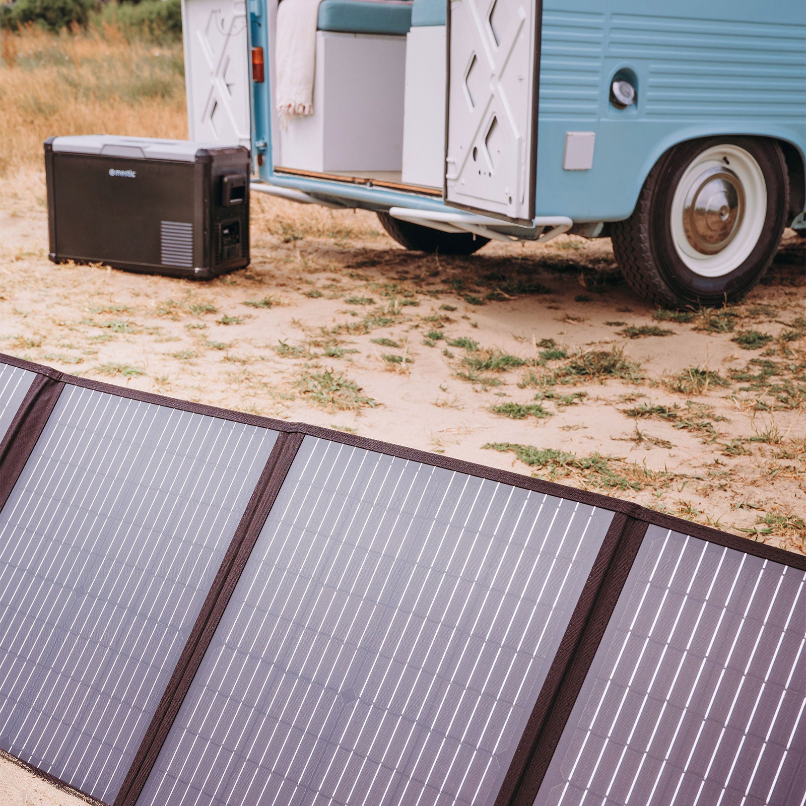 Panneau solaire MESTIC MSFO-100 : pour le camping et les activités en plein air, portable et pliable, technologie PERC, 100 W