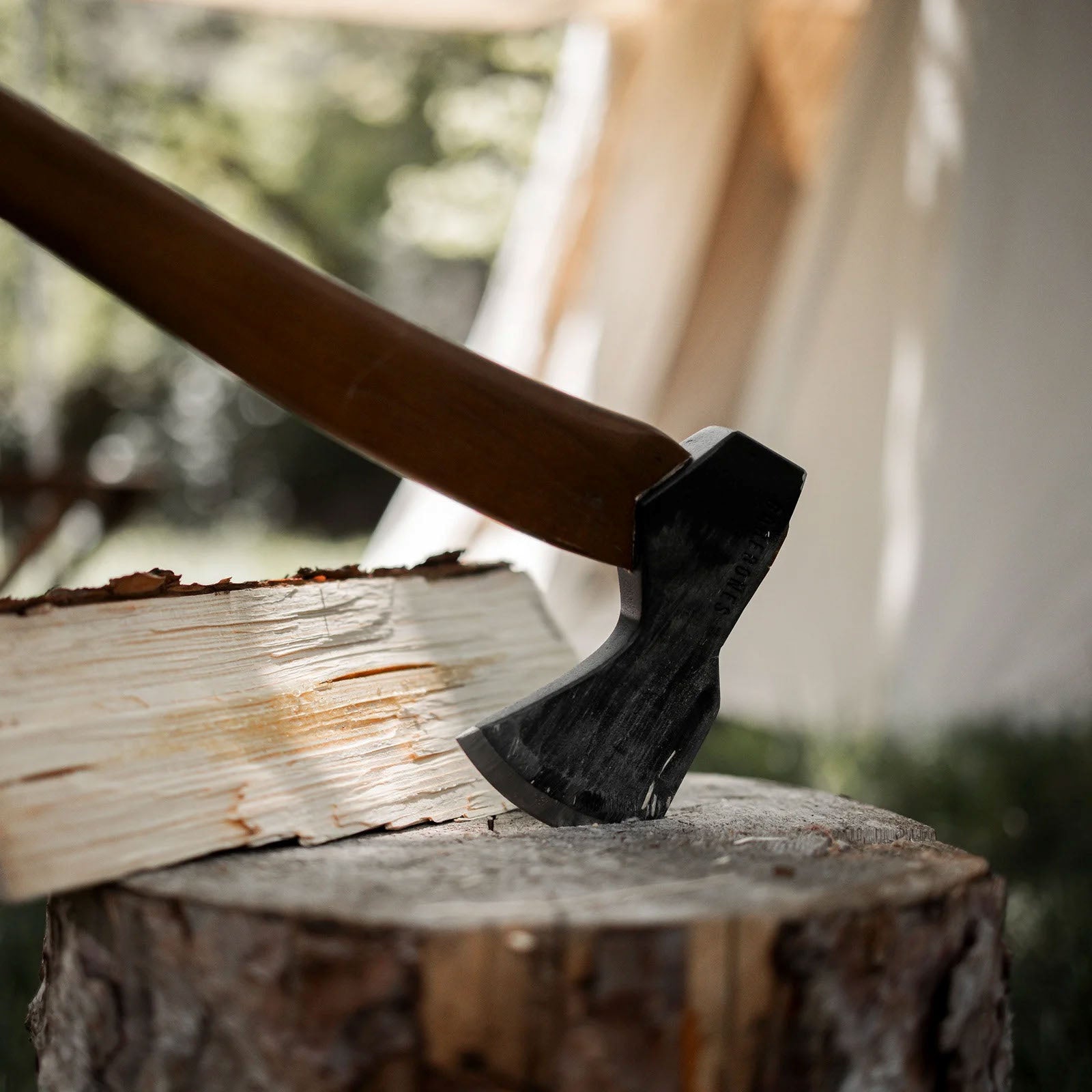 BAREBONES Hache de bûcheron, hache à fendre, hache forestière, pour les activités de plein air, manche en hickory, lame en acier, 70 cm