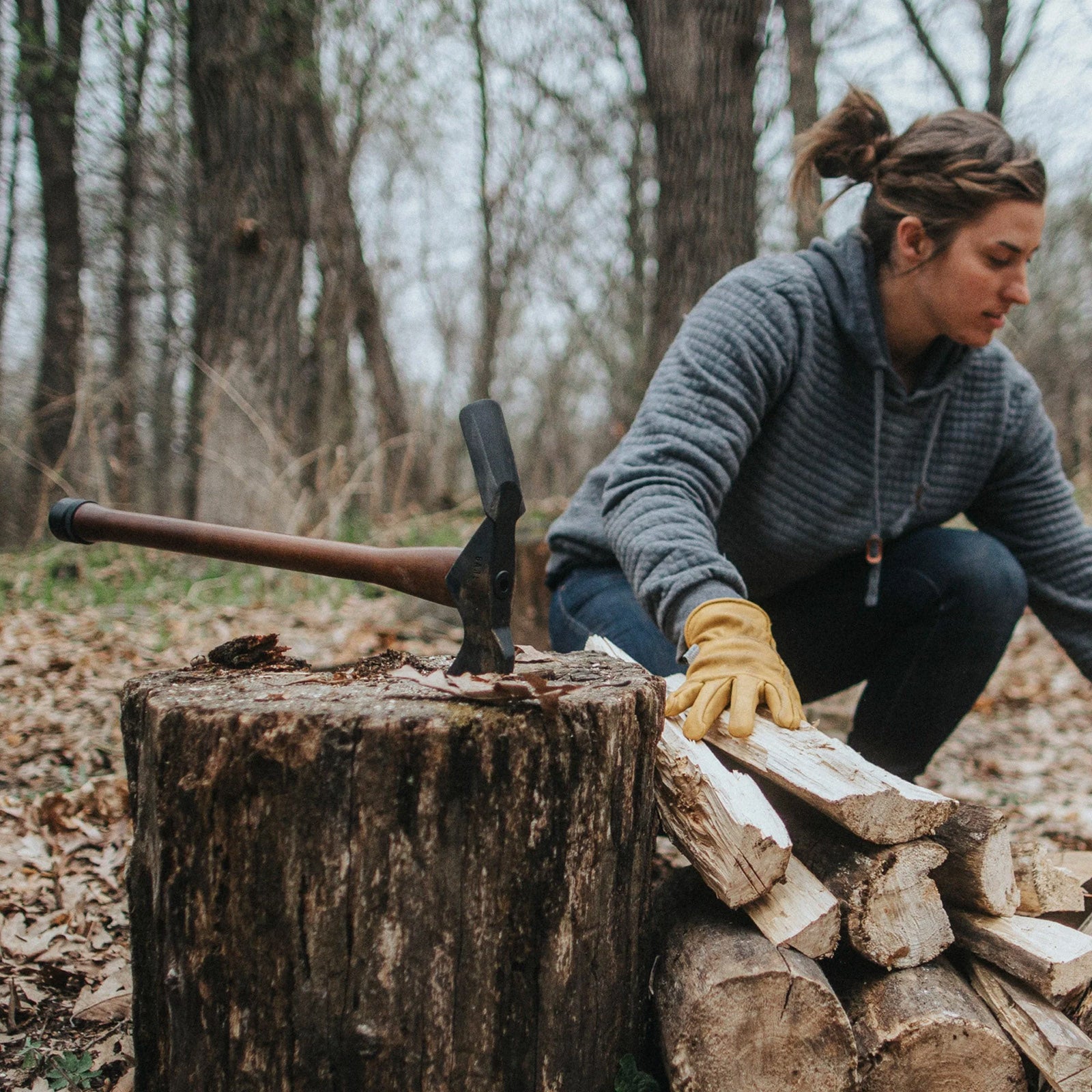 Zur Kategorie Messer / Werkzeuge: Axt mit Holzgriff steckt in einem Baumstamm.