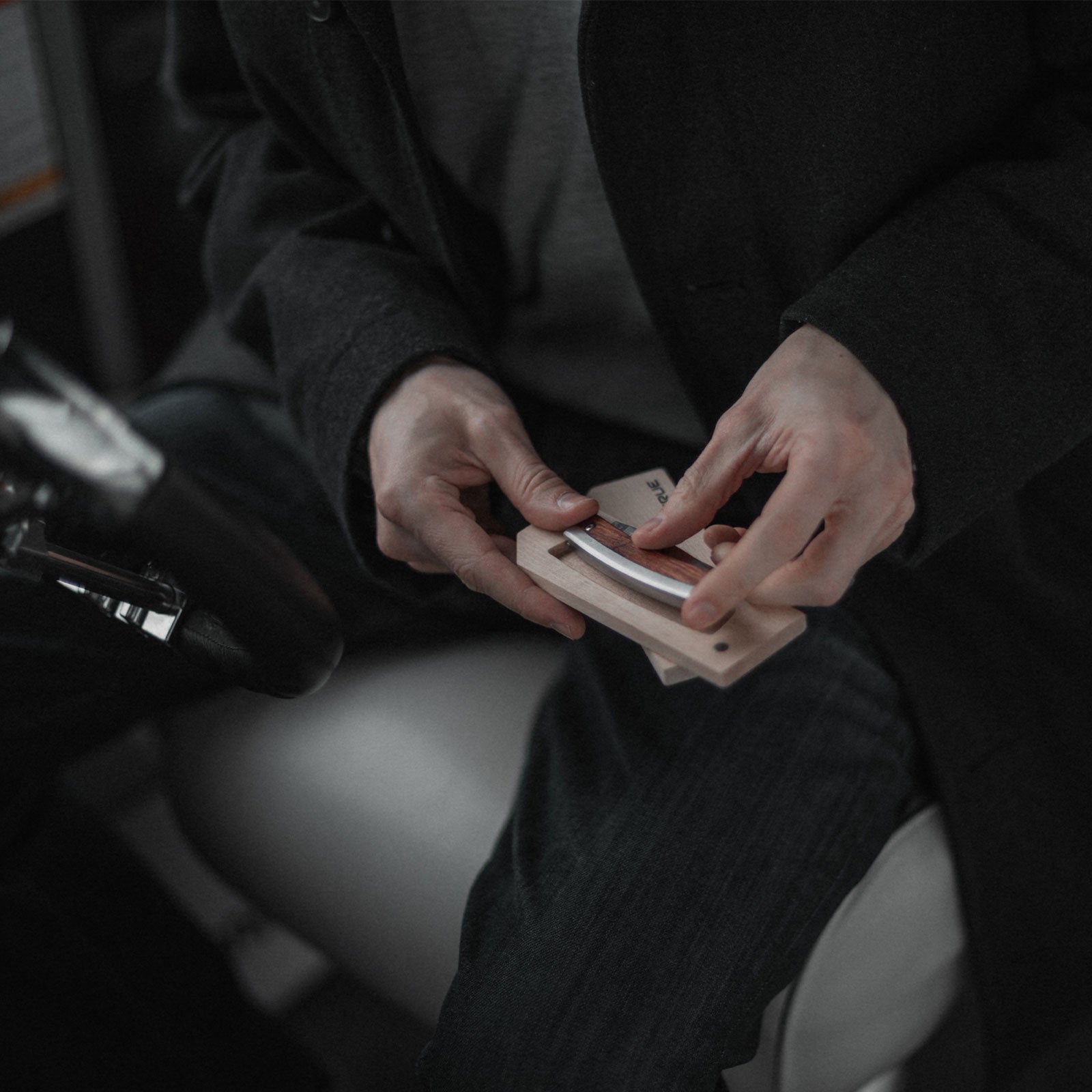 TRUE UTILITY Couteau pliant Couteau de gentleman Couteau de poche Manche en palissandre 63 g