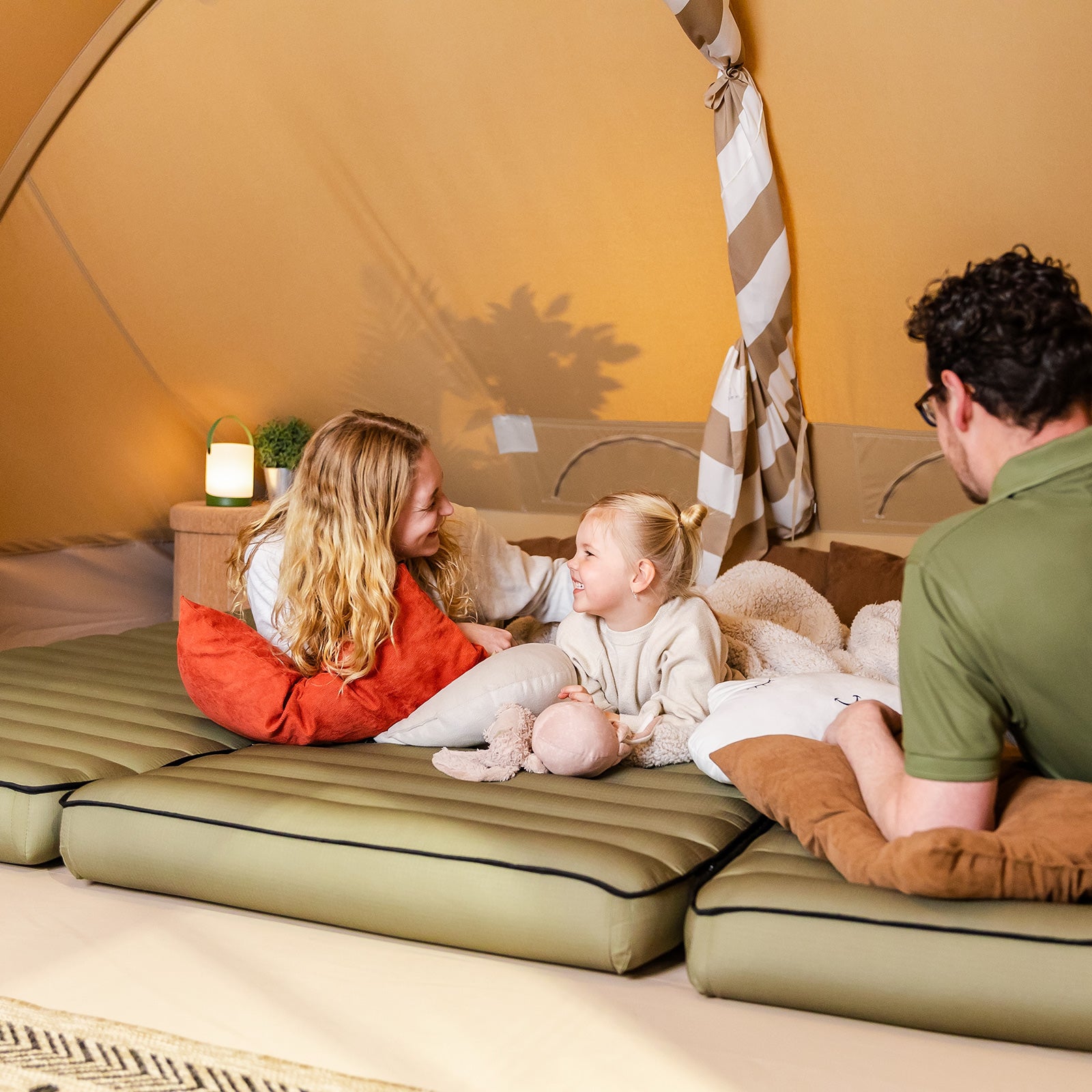 Aufblasbares Luftbett Chatou mit dunkelgrauem Bezug auf Holzboden, Link zur Kategorie Matten.